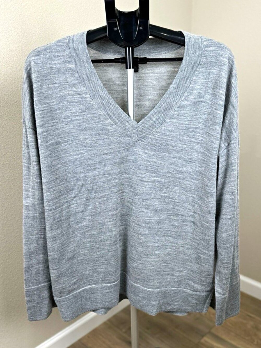 Banana Republic Women’s XL Gray 100% Merino Wool V-Neck Pullover Sweater